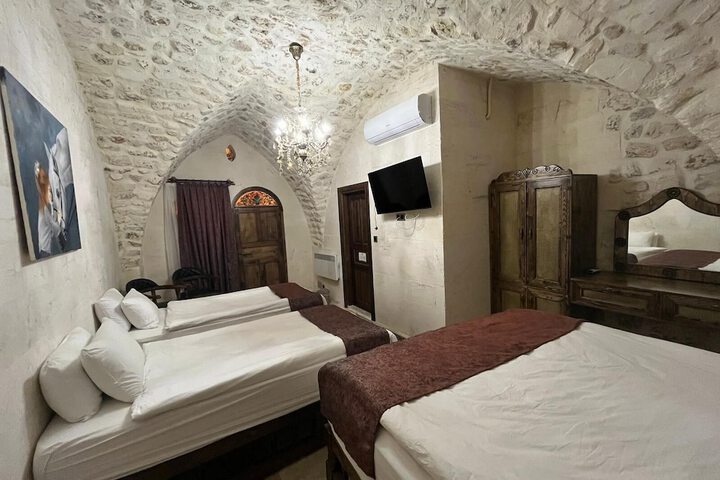 Room 10 of 85