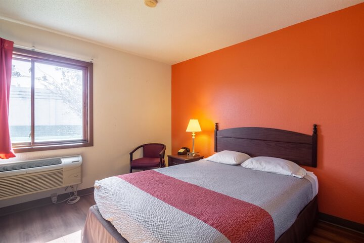 1 Queen Bed (6 of 12)