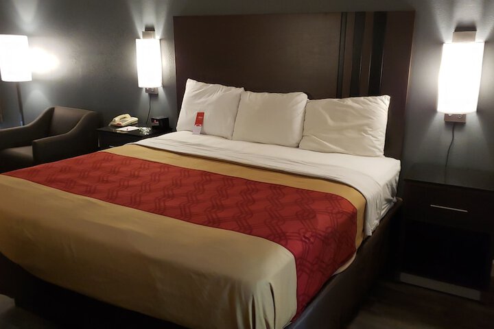 1 King Bed (5 of 15)