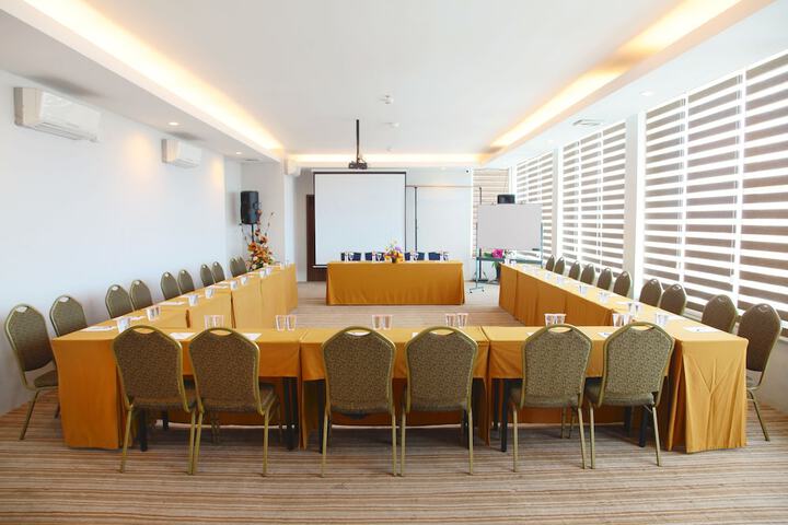 Ballroom/Hall 18 of 21