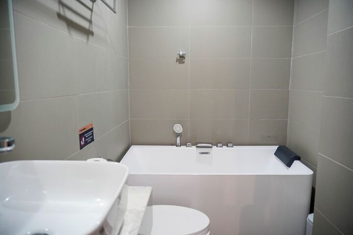 Room 46 of 85