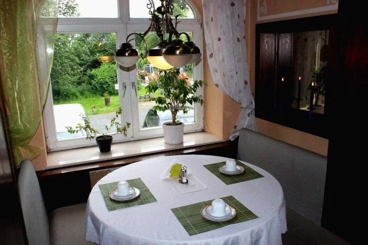 Dining 16 of 18