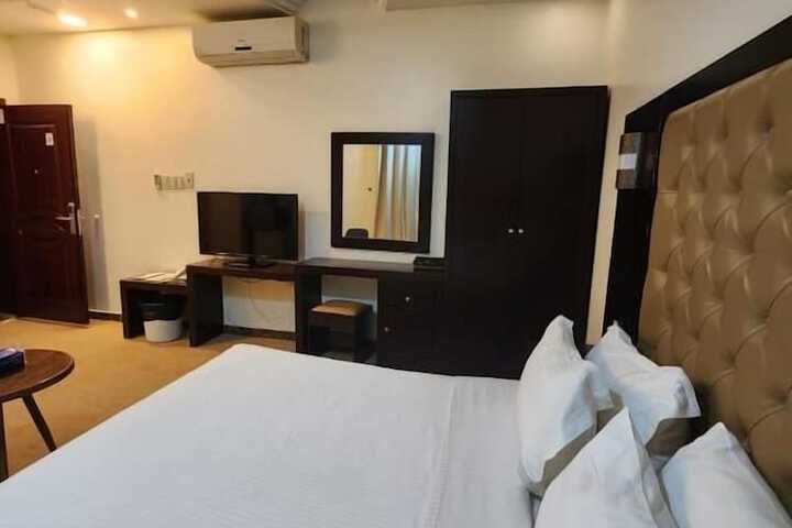 Room 4 of 11