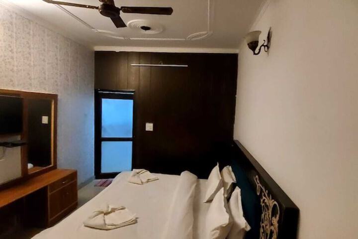Room 10 of 22