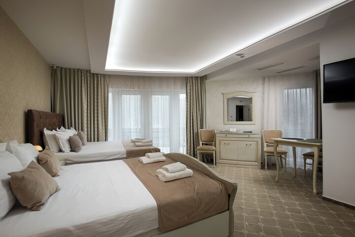 Room 28 of 103