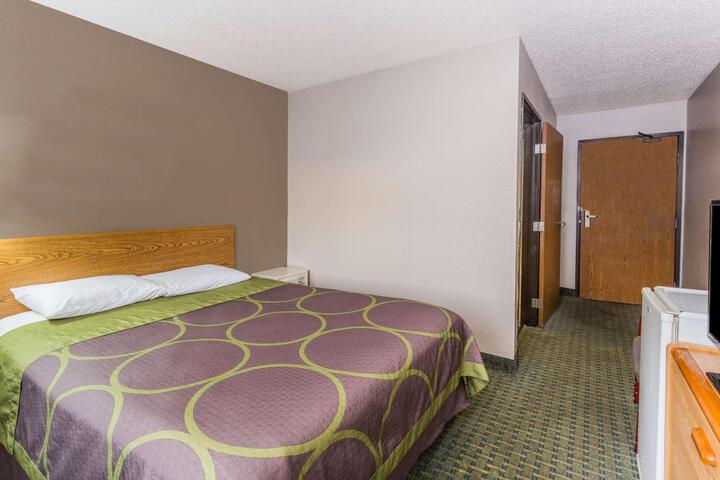 1 Queen Bed (2 of 11)