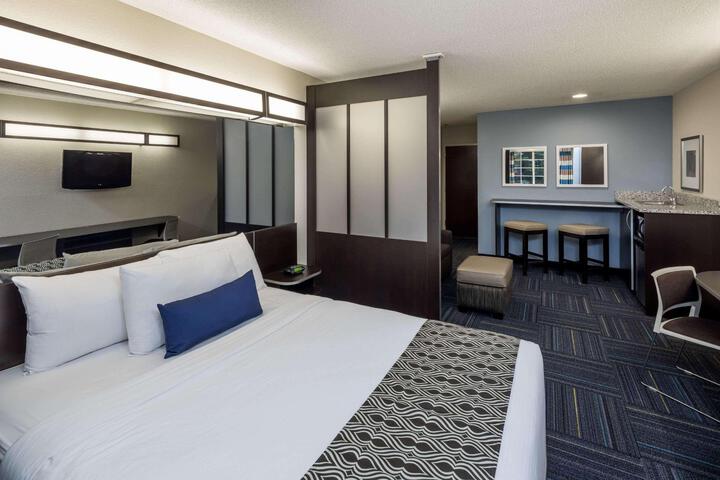 1 Queen Bed Accessible Room (13 of 13)