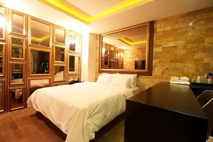 Room 7 of 19