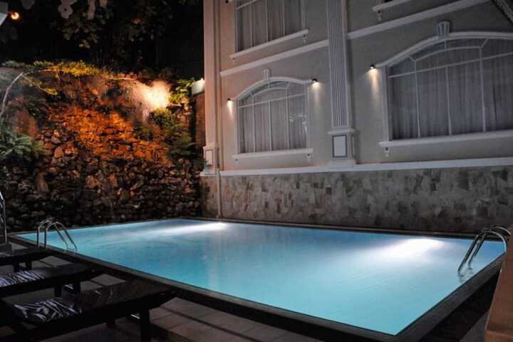 Hotel Pool