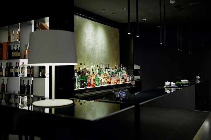 Lounge 36 of 51