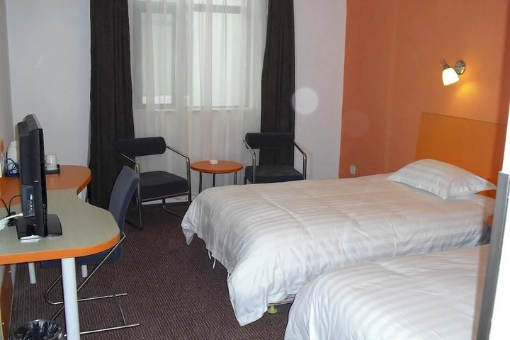 Room 6 of 9