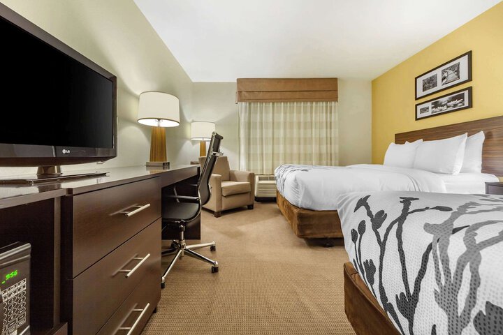 2 Queen Beds (1 of 15)