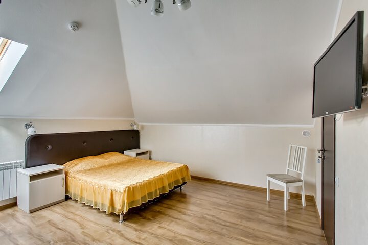 Room 8 of 43