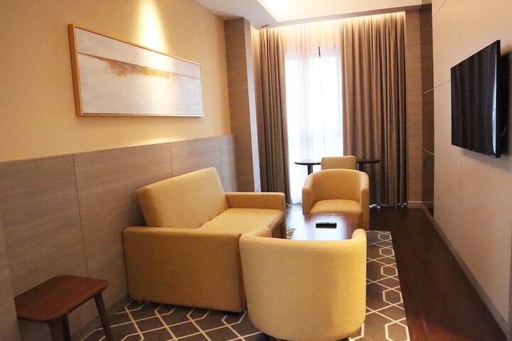 Room 11 of 33