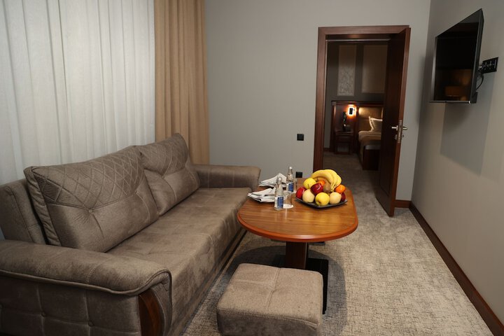 Room 10 of 28