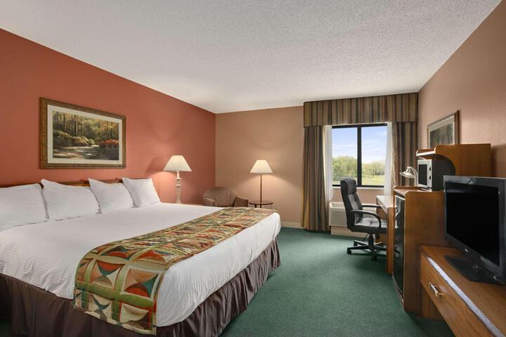 1 King Bed (4 of 8)