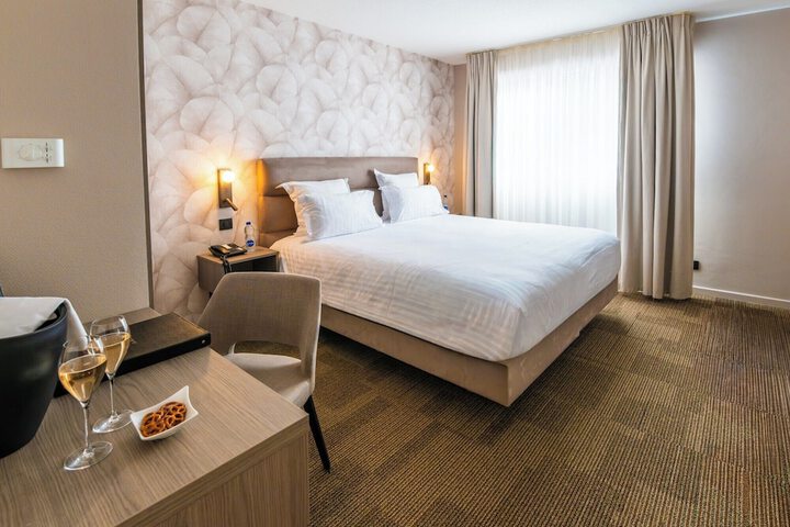 Room 12 of 37