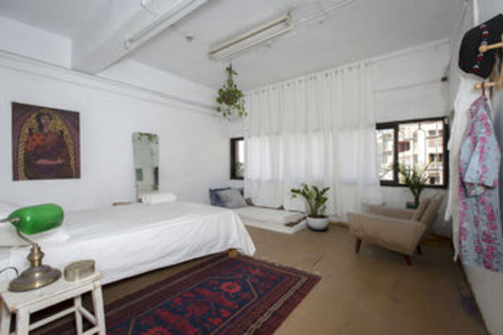 Room 6 of 13