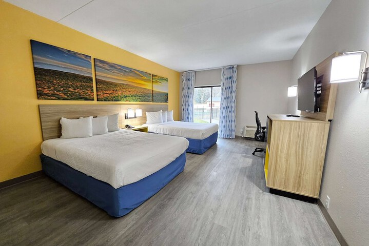 2 Queen Beds (2 of 4)