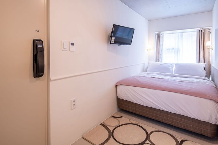 Room 13 of 96