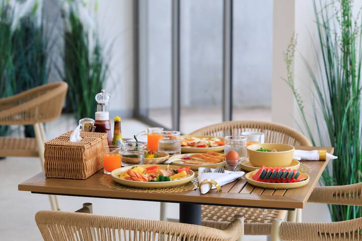 Breakfast/Coffee Service 90 of 118