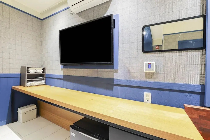 Room 4 of 8