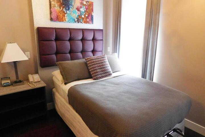 1 Queen Bed (3 of 10)