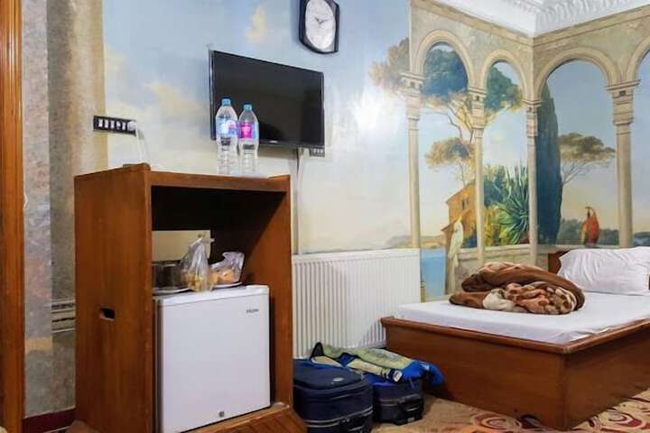 Room 5 of 10