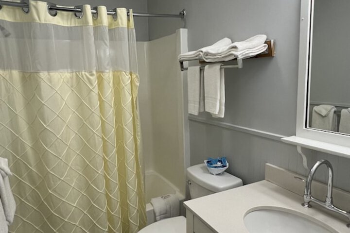 2 Queen Beds Upper Floor (8 of 16)