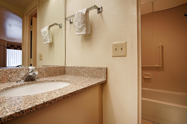 1 King Bed High Speed Internet Accessible Microwave, Refrigerator, Continental Breakfast (10 of 14)