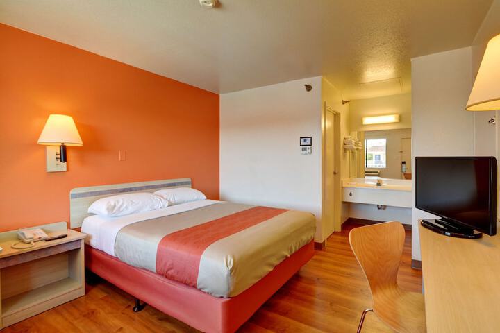 Deluxe Room 1 Queen Bed Accessible Refrigerator, Microwave (9 of 12)