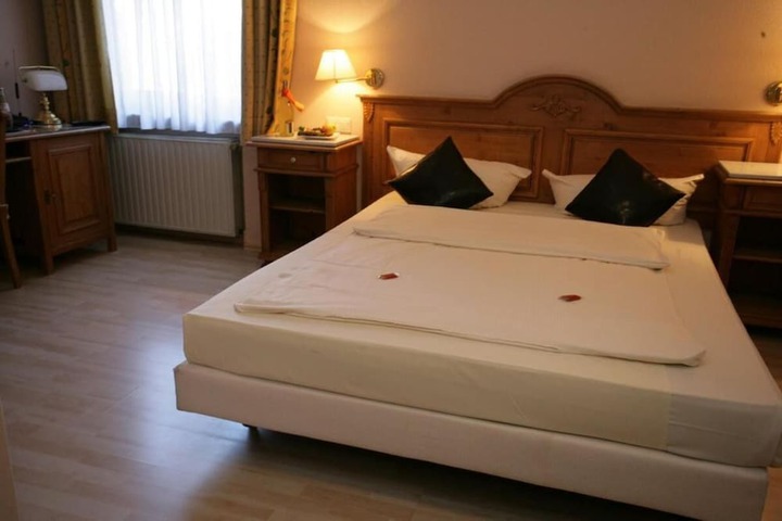 Room 9 of 48