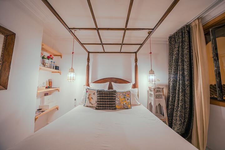 Room 34 of 233