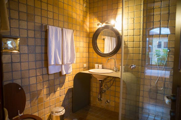 Room 42 of 48