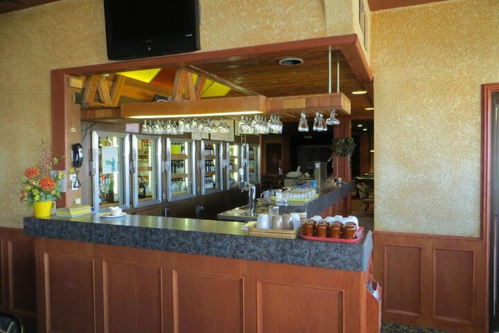 Lounge 49 of 63