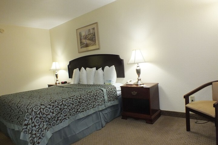 1 King Bed (2 of 8)
