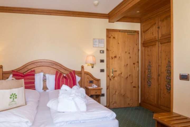 Room 6 of 32