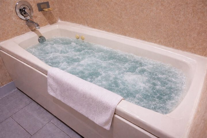 Jetted tub