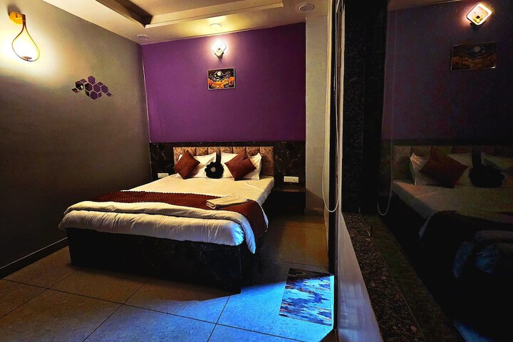 Room 6 of 12