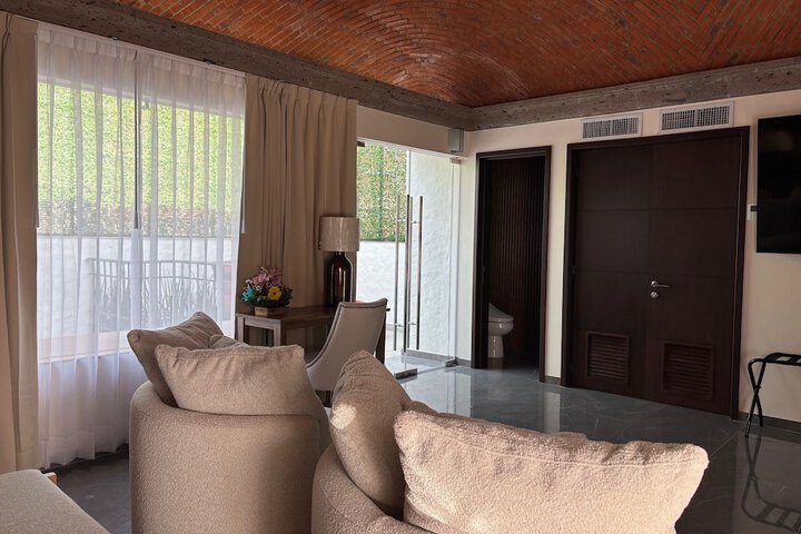 Lounge 127 of 150