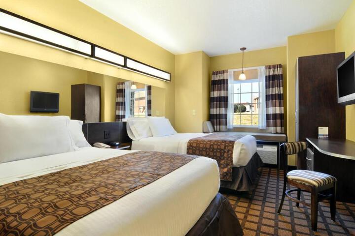 1 Queen Bed (3 of 14)