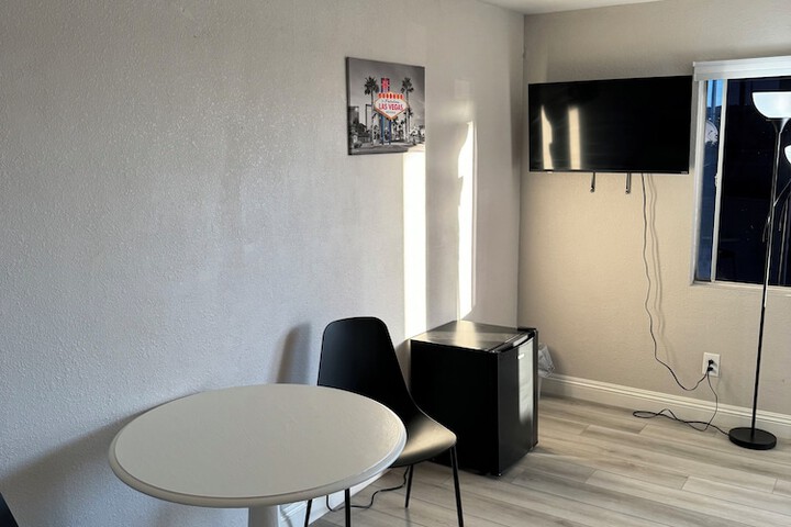 Room 10 of 18