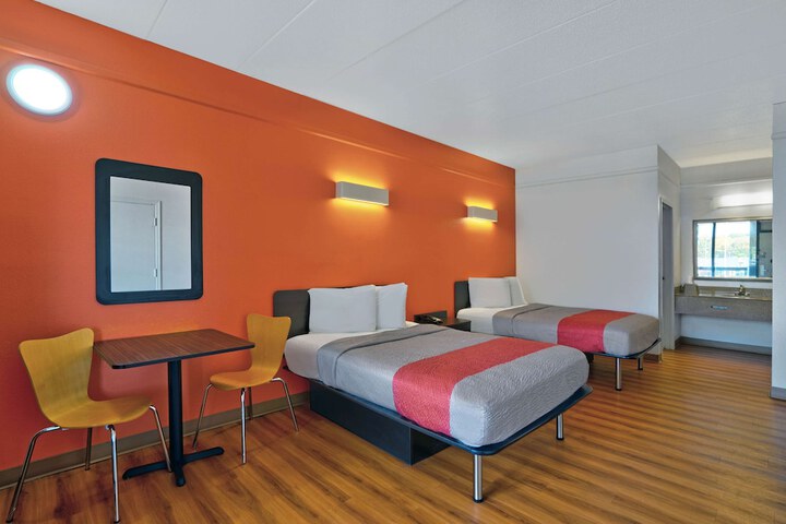 2 Double Beds (6 of 9)