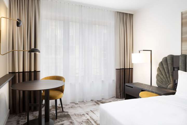 Room 10 of 98