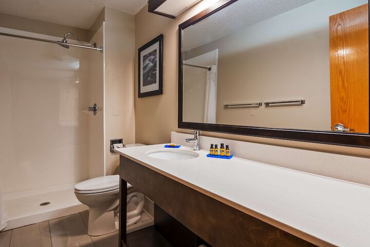 2 Queen Beds Microwave and Refrigerator WiFi Full Breakfast (5 of 7)
