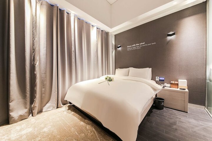 Room 2 of 74