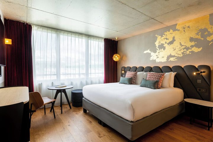 Room 10 of 109