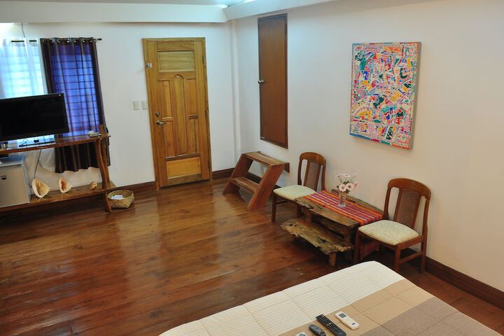 Room 3 of 165