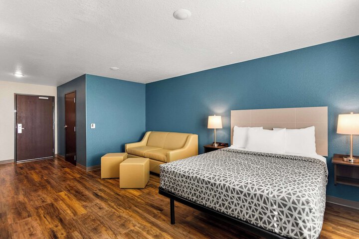 1 Queen Bed Suite (10 of 17)