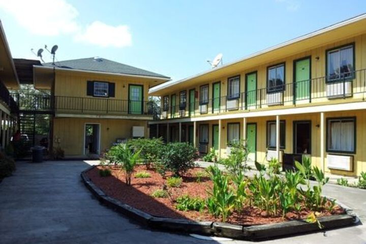 Hotel Exterior 6 of 9